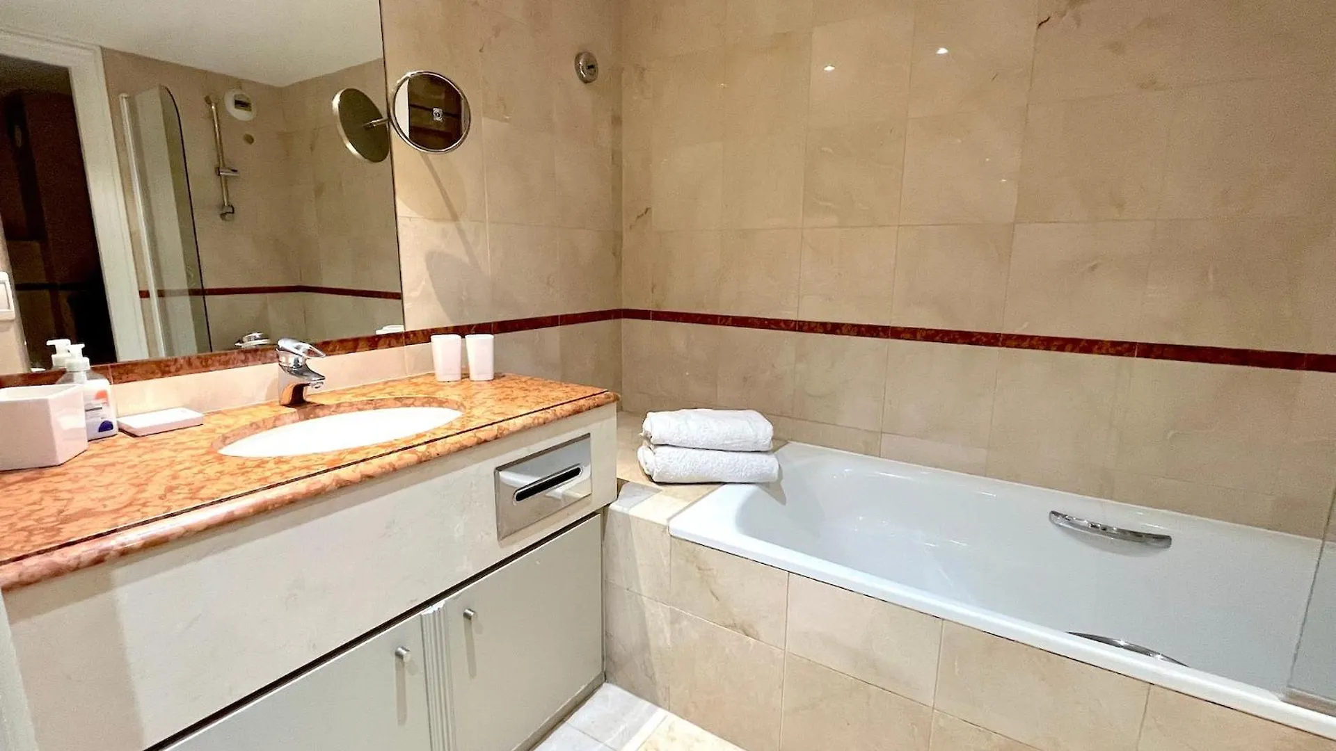 L'Appartement Pierre Charron Paris France